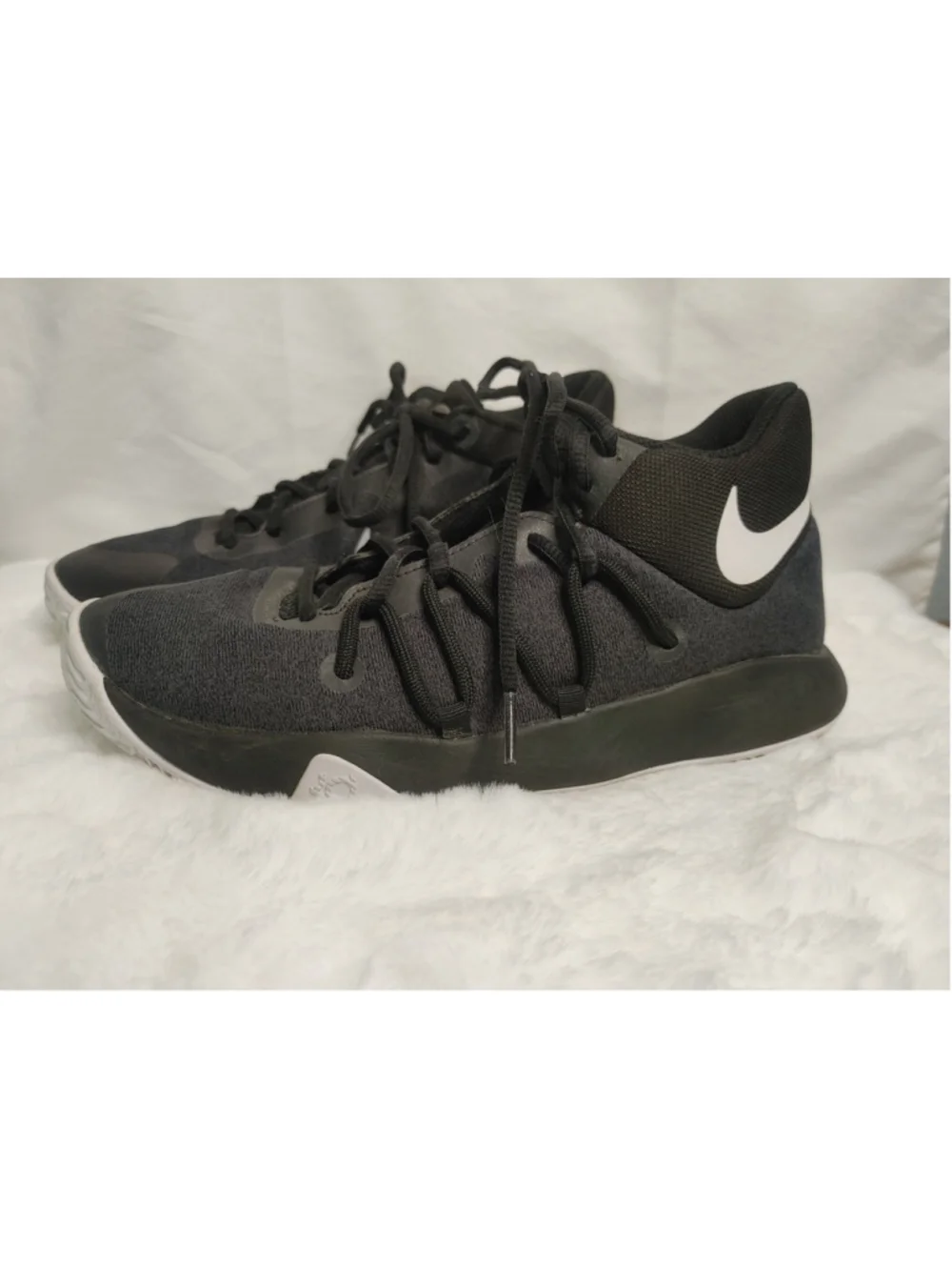 Boys Nike KD Trey 5 Basketball Sneakers Black White Size 5.5Y
